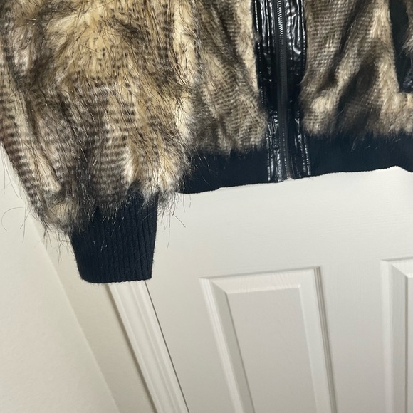 Vertigo Paris Faux Fur Bomber Jacket – Tan & Black – Size Large - Picture 5 of 10